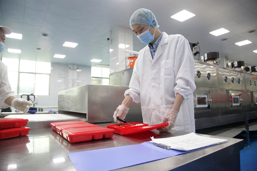 学生"饭盒子"的守护者 ——校园配餐企业的食品安全管理员